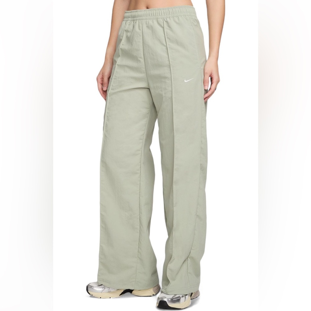 Nike Windrunner
Women's High-Waisted Woven Open-Hem Pants